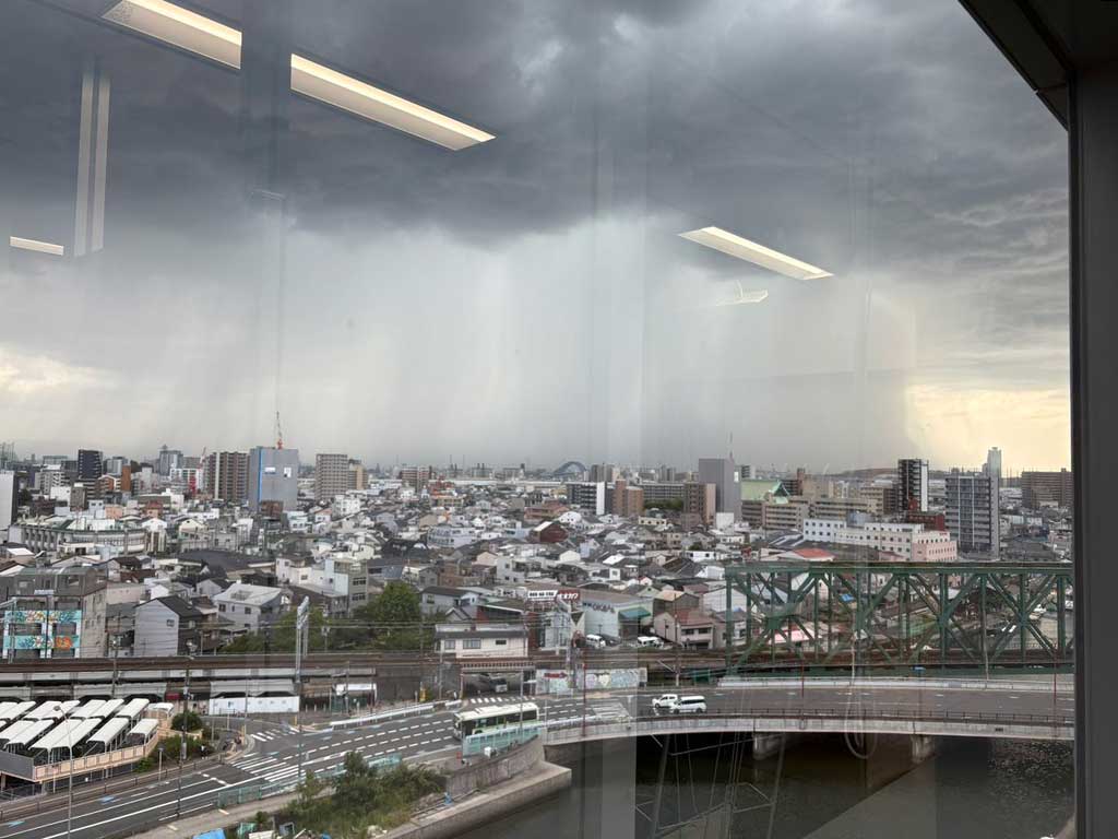 おかゆさんが撮影したゲリラ豪雨の様子【写真提供：おかゆ（@yuuuuufa）さん】