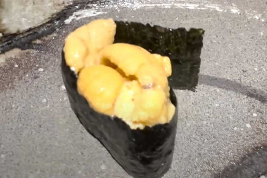 イギリス人大学生は、ウニの軍艦巻きに驚愕（スクリーンショット）