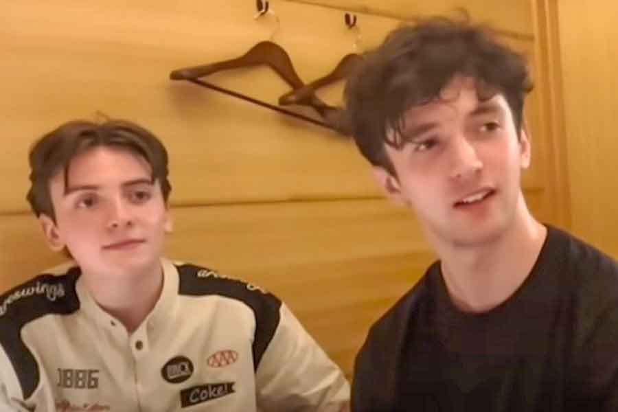 本格的な寿司店に感激する（左から）ルカさんとペインさん（スクリーンショット）