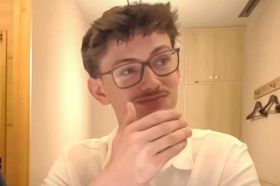 初めて食べるウニの味に、笑みを浮かべるヒューイさん（スクリーンショット）