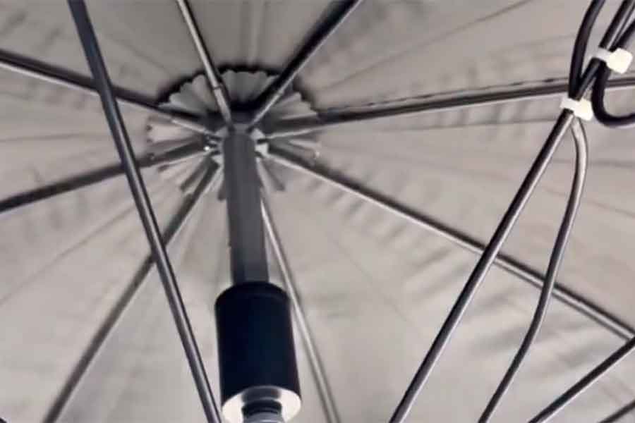 内側にモーターとつないだファンをつけた日傘【写真提供：高校生の電子工作日記（@hdiv6xeWxcLUS51）さん】