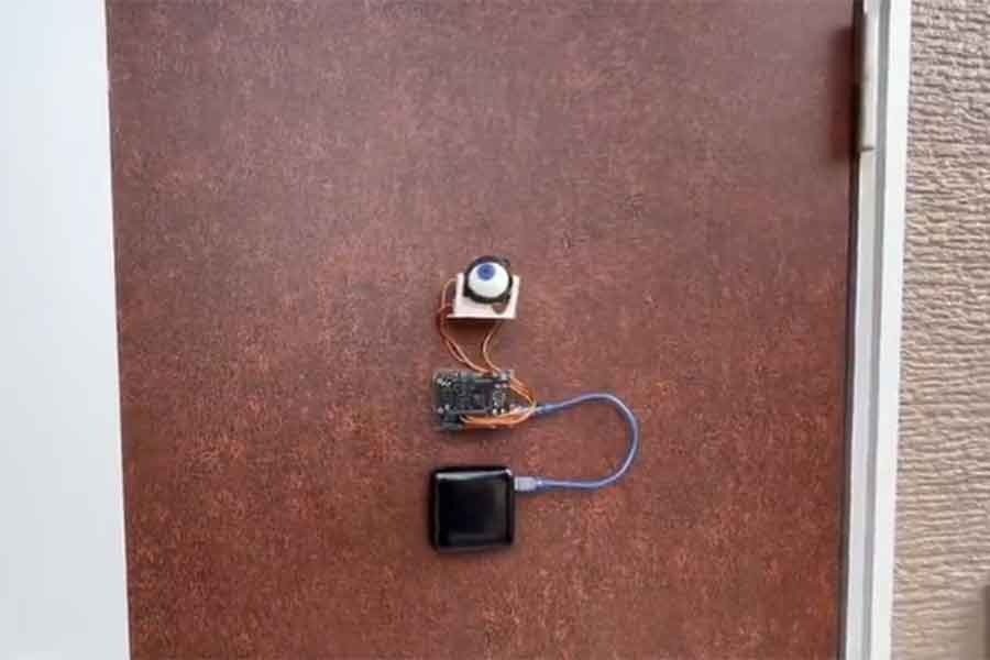 玄関のドアに設置されたアニマトロニクスアイ【写真提供：高校生の電子工作日記（@hdiv6xeWxcLUS51）さん】