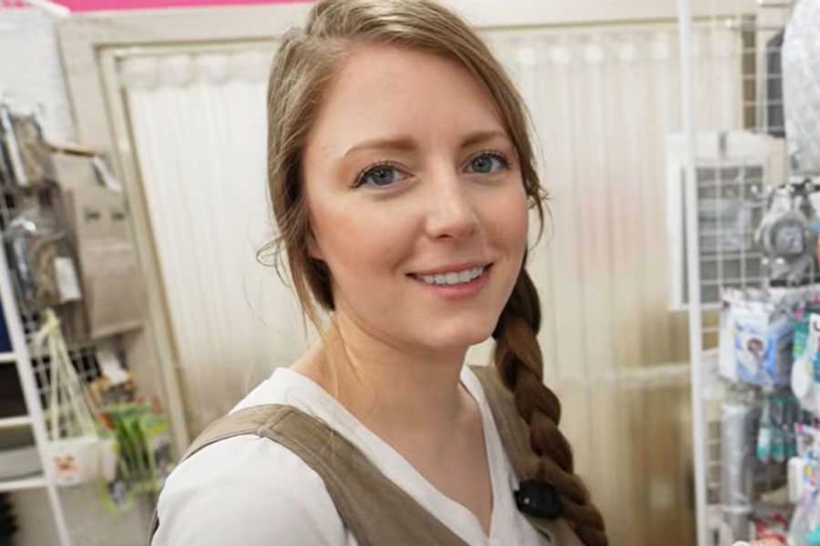 日本の100円ショップを利用した、ジェイソンさんの妻・リネルさん（スクリーンショット）