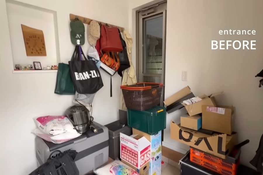 物が乱雑に置かれた玄関（スクリーンショット）