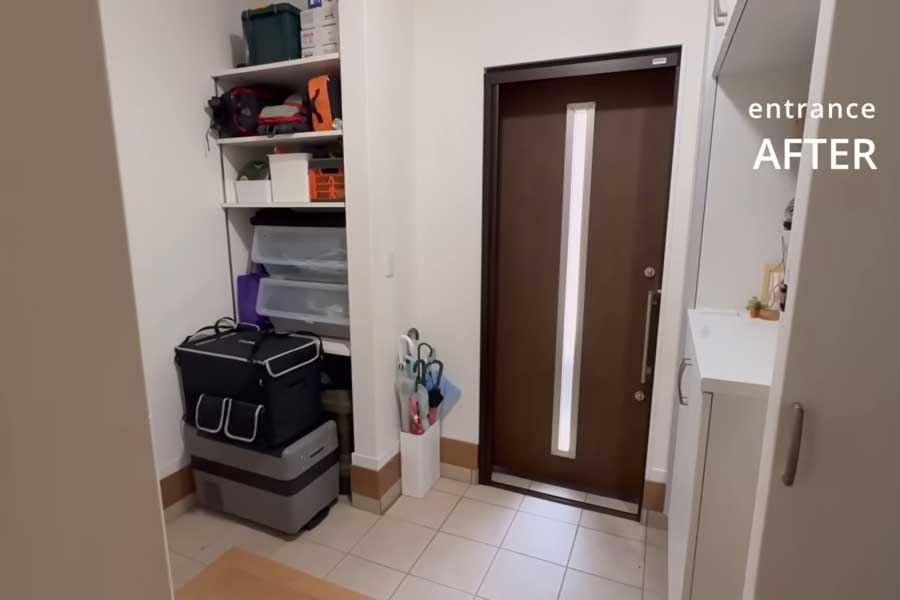 収納棚が整頓され、床にはスペースが（スクリーンショット）