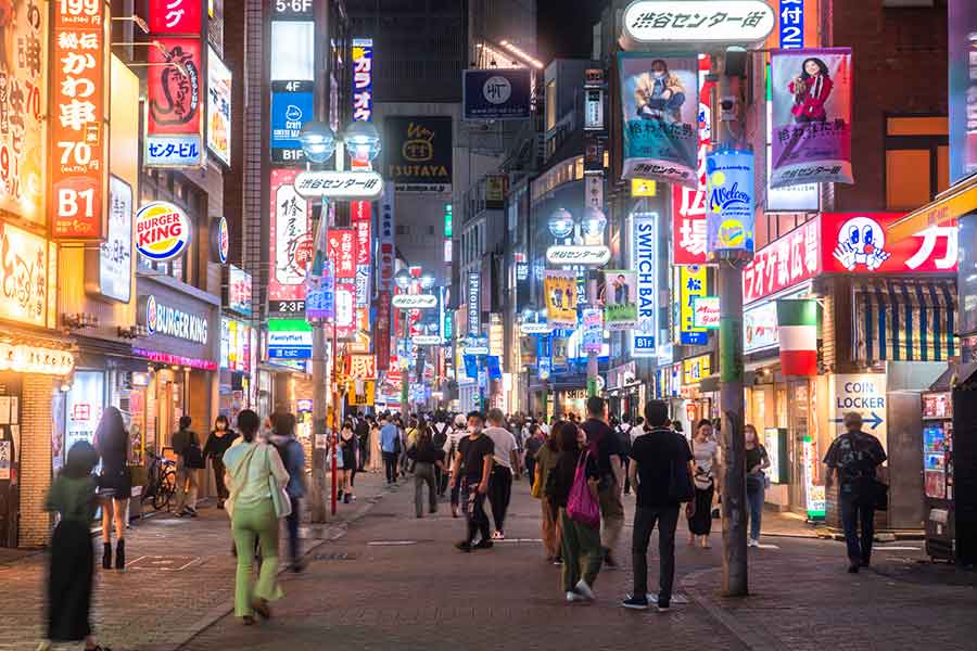 人通りが多くてもゴミが落ちていない、日本の繁華街（写真はイメージ）【写真：PIXTA】