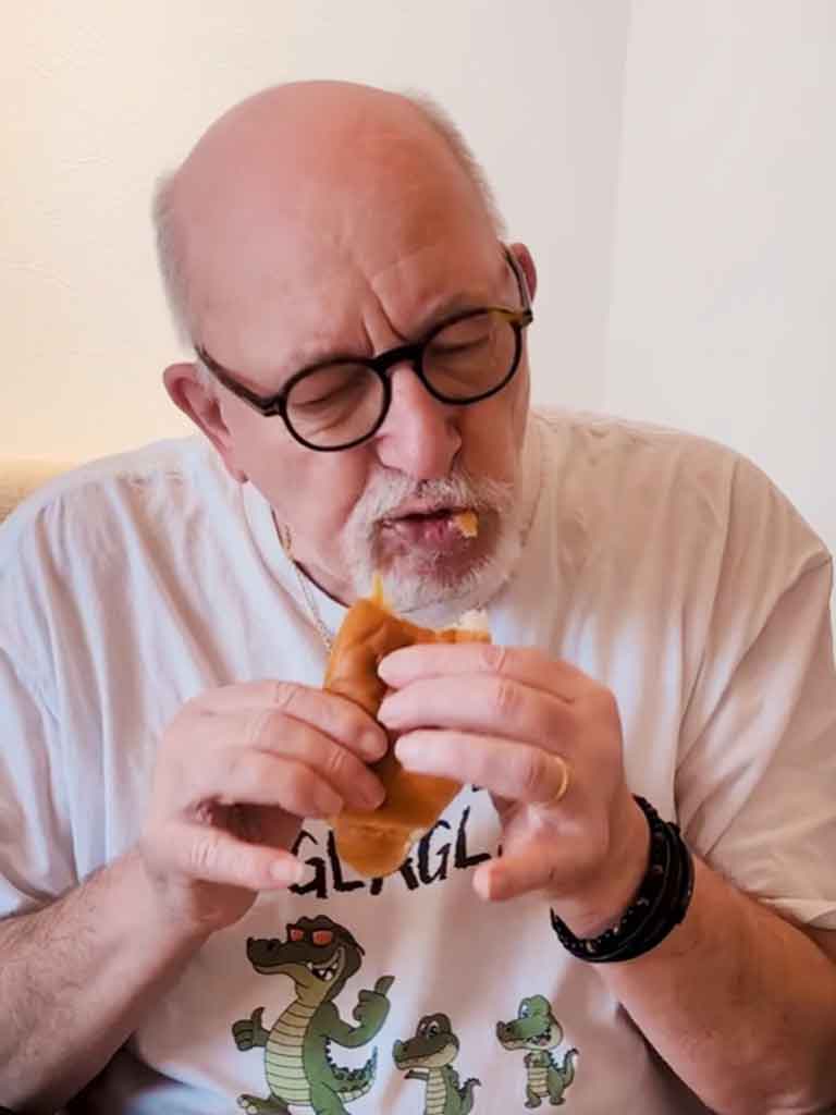 日本で食べた塩パンの味に感動する、オレリアンさんのお父さん（スクリーンショット）