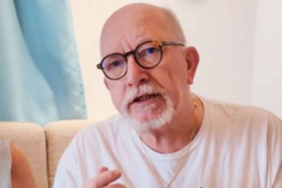 日本で食べたパンの味に驚く、オレリアンさんのお父さん（スクリーンショット）