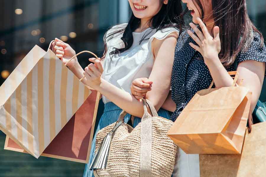 日本では、洋服やアクセサリー、雑貨などの買い物に期待（写真はイメージ）【写真：写真AC】