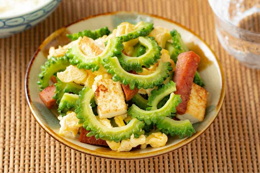 苦みが特徴的なゴーヤーチャンプルー（写真はイメージ）【写真：写真AC】