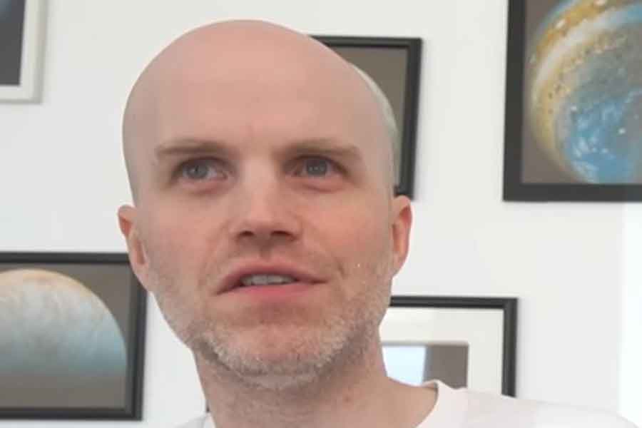 日本ならではの味を堪能する、さわさんの夫・エルワンさん（スクリーンショット）