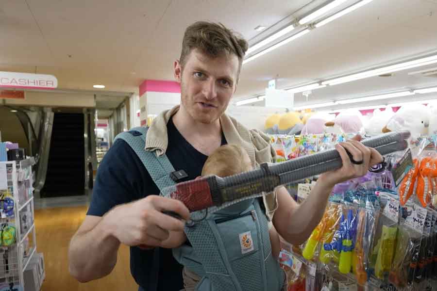 100円ショップの水鉄砲のリアルなつくりに感動するジェイソンさん（スクリーンショット）