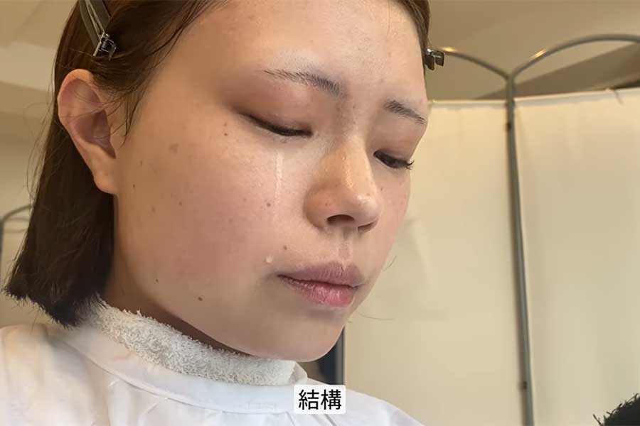 過去を振り返り、涙を流す女性（スクリーンショット）