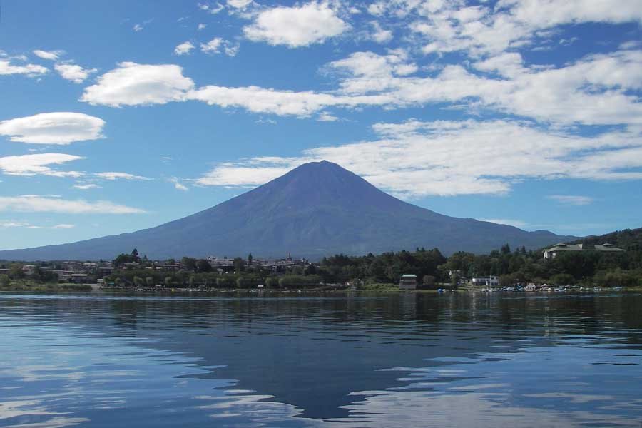 河口湖から望む夏の富士山（写真はイメージ）【写真：写真AC】