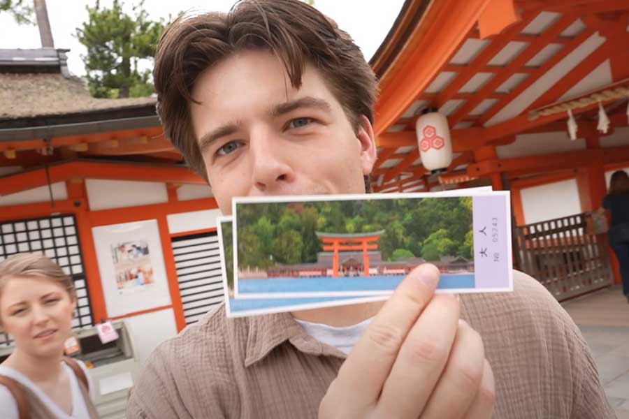 観光スポットへ行ったときのチケットを、大切に保管しているブルースさん（スクリーンショット）