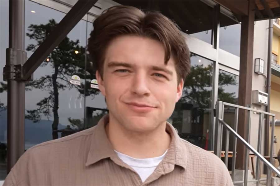 宮島の美しい風景に感動する、ジェイソンさんの義弟・ブルースさん（スクリーンショット）