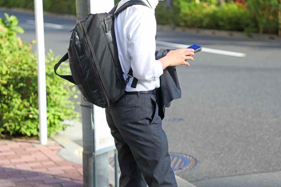 　白いシャツにネイビーのパンツ、リュック姿の人ばかりで驚き（写真はイメージ）【写真：写真AC】