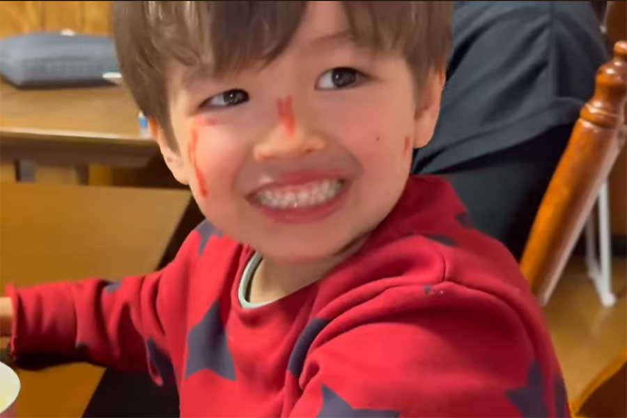 おいしいごはんに笑顔が弾けるミオくん（スクリーンショット）