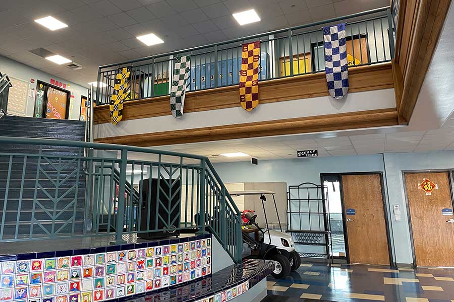 学校のエントランスに飾られた「ハリー・ポッター」の旗。来年参加できる息子は、今から楽しみに【写真：i-know】