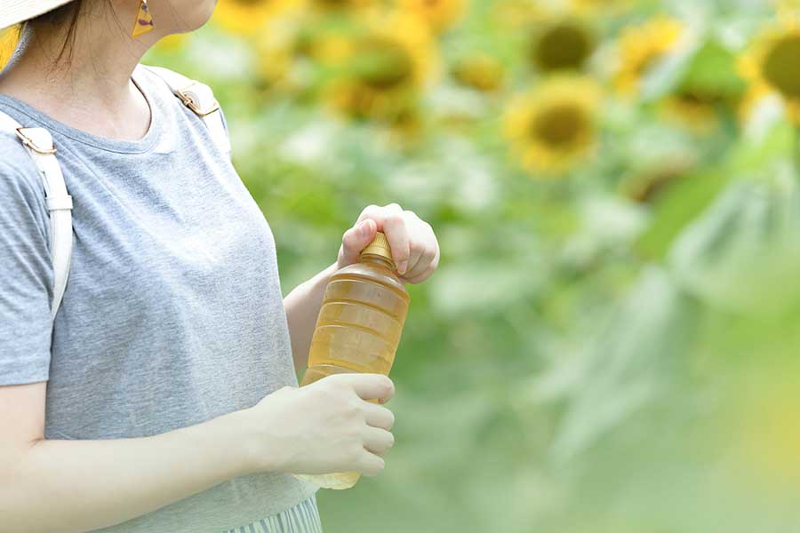 水分補給が大切な一方で、甘い飲み物のとりすぎには注意（写真はイメージ）【写真：PIXTA】
