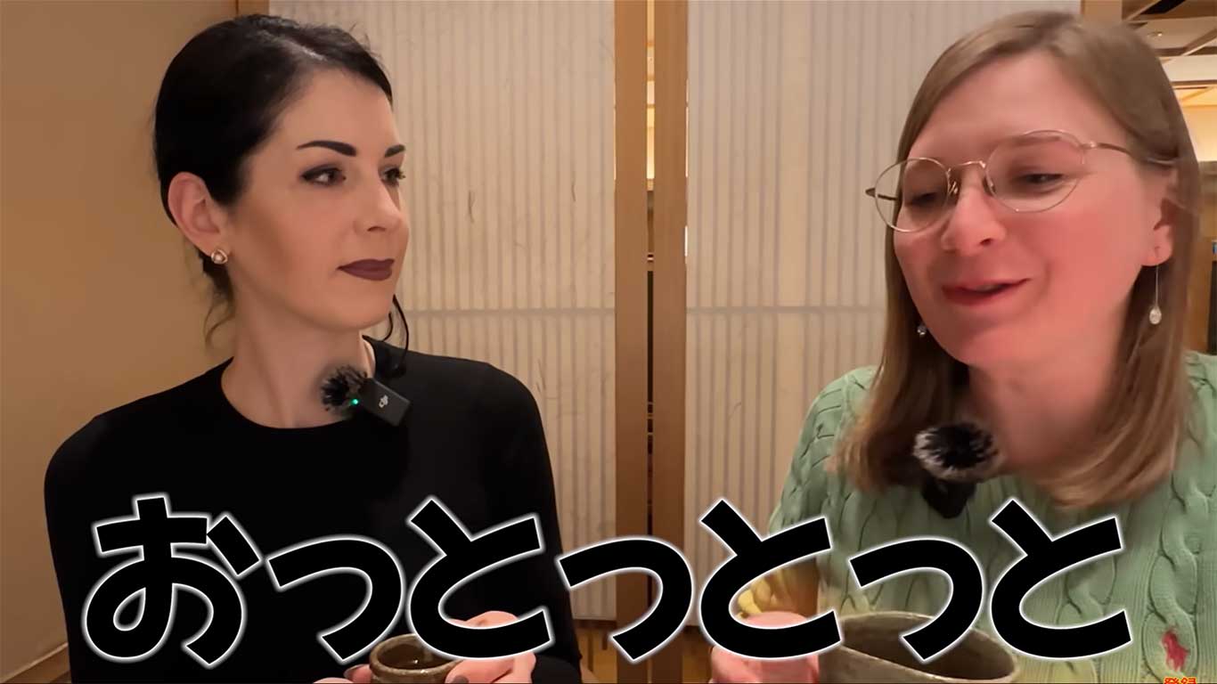 「お酒を注ぐのをやめてほしいときに、日本ではこう言うんだよ」と教えるレナさん（スクリーンショット）