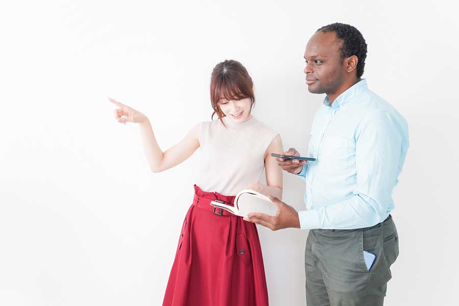 外国人に親切に道を教える日本人（写真はイメージ）【写真：写真AC】