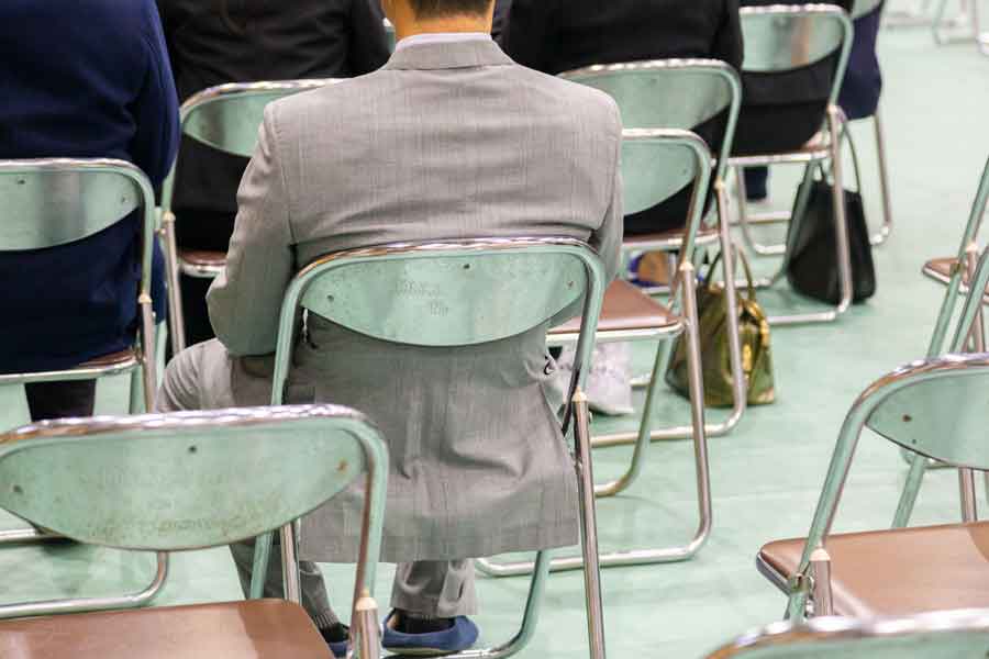 折り畳み式パイプ椅子を担架に代用する方法とは（写真はイメージ）【写真：PIXTA】