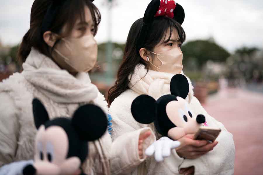 お揃いのアイテムや似たコーディネートでテーマパークを楽しむ日本の女性たち【写真：Getty Images】