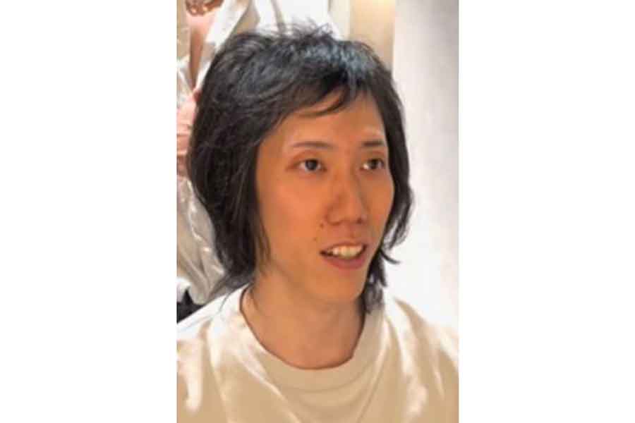 1年間、髪を伸ばし続けた男性(スクリーンショット)