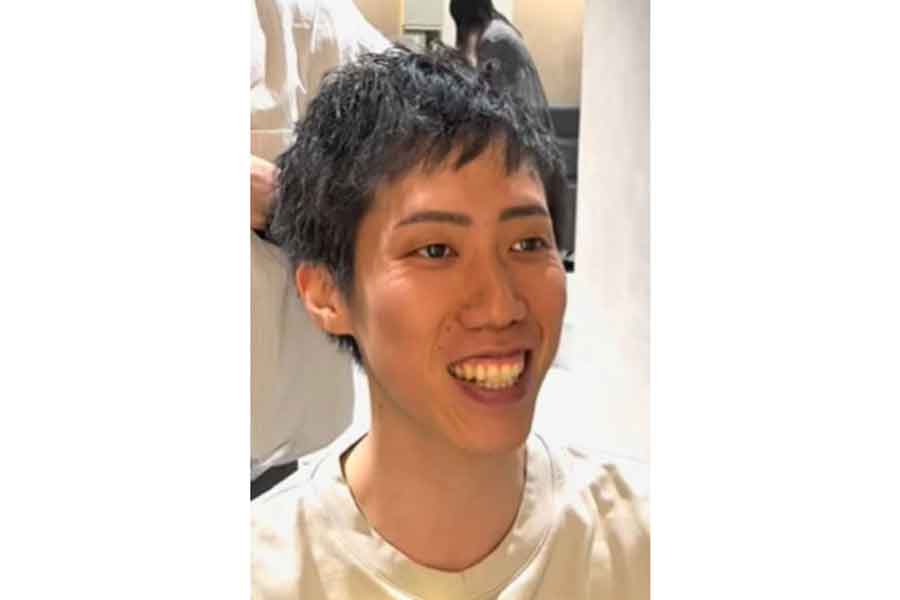 施術後の男性は思わず笑顔に(スクリーンショット)