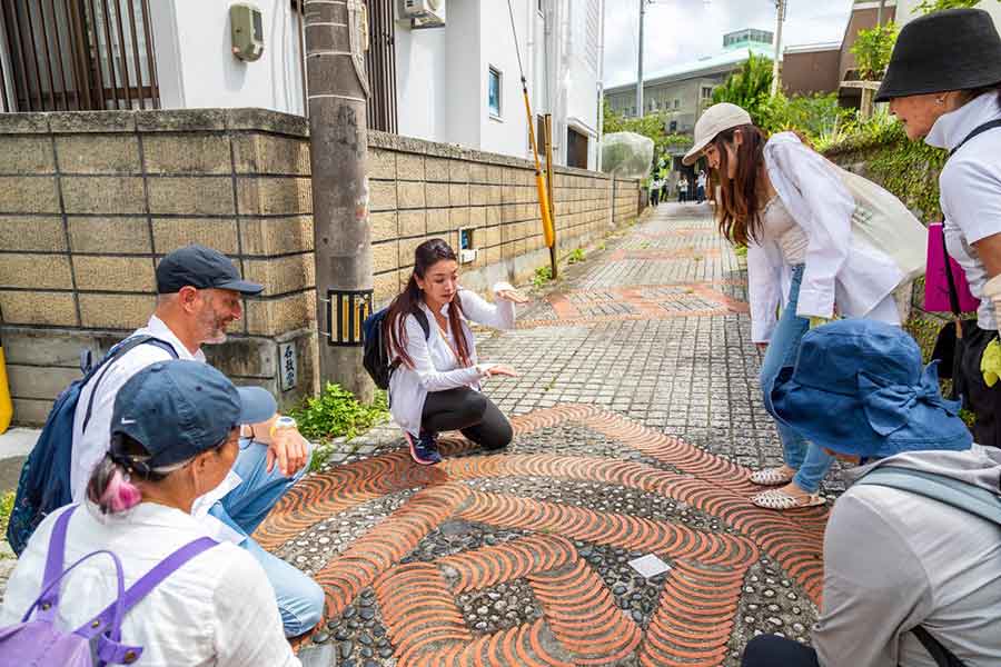 沖縄の歴史や魅力について、ガイドツアーを通して伝える宗像さん【写真提供：宗像愛】