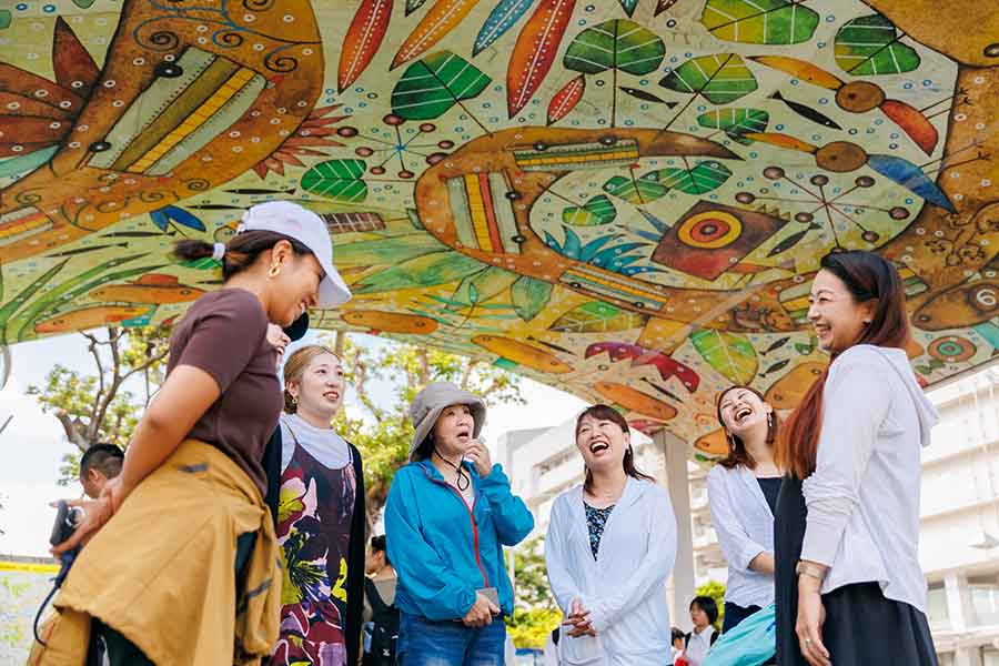 女性限定のツアーガイドを行う宗像さん【写真提供:株式会社ツアーデザイナーズ】