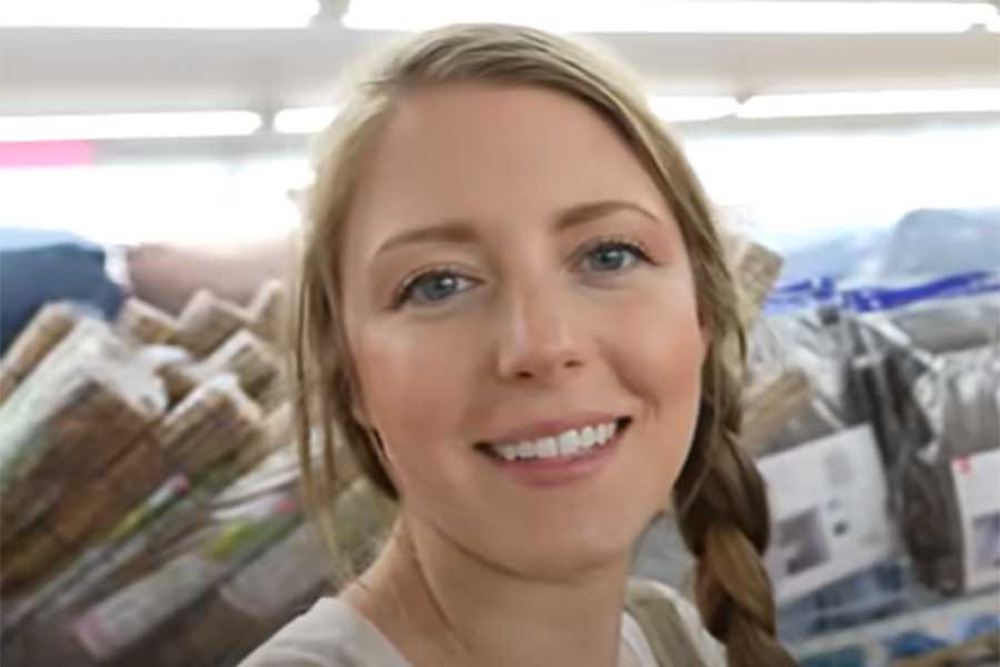 日本の100円ショップで買い物を楽しむ、ジェイソンさんの妻・リネルさん（スクリーンショット）