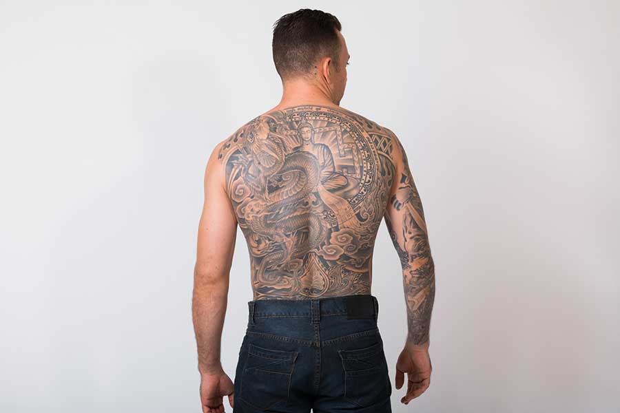 背中にタトゥーがあるため、部屋にある温泉を楽しんだスイス人（写真はイメージ）【写真：PIXTA】