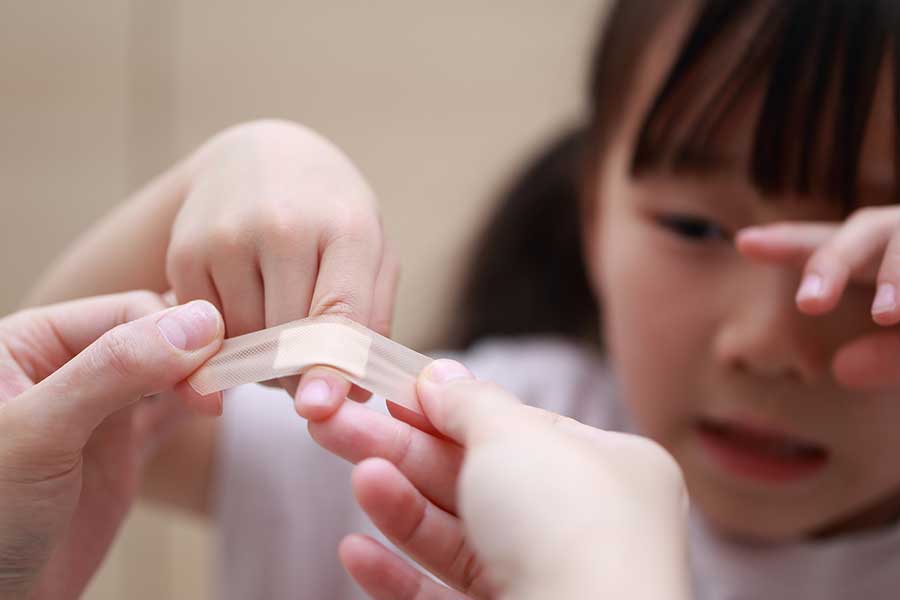 絆創膏をはがれにくくする裏ワザとは(写真はイメージ)【写真:PIXTA】