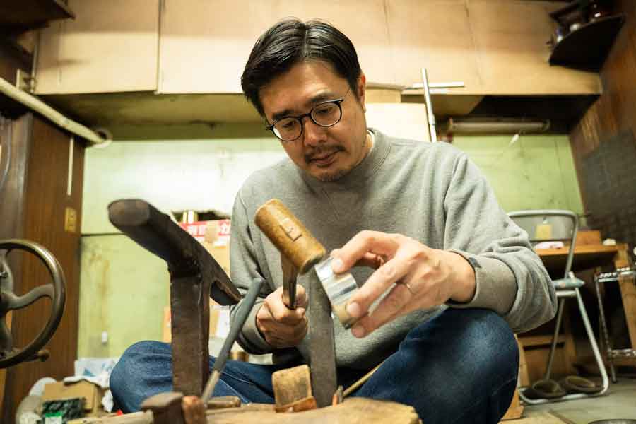 一つひとつ手作りで仕上げていく茶筒【写真:荒川祐史】