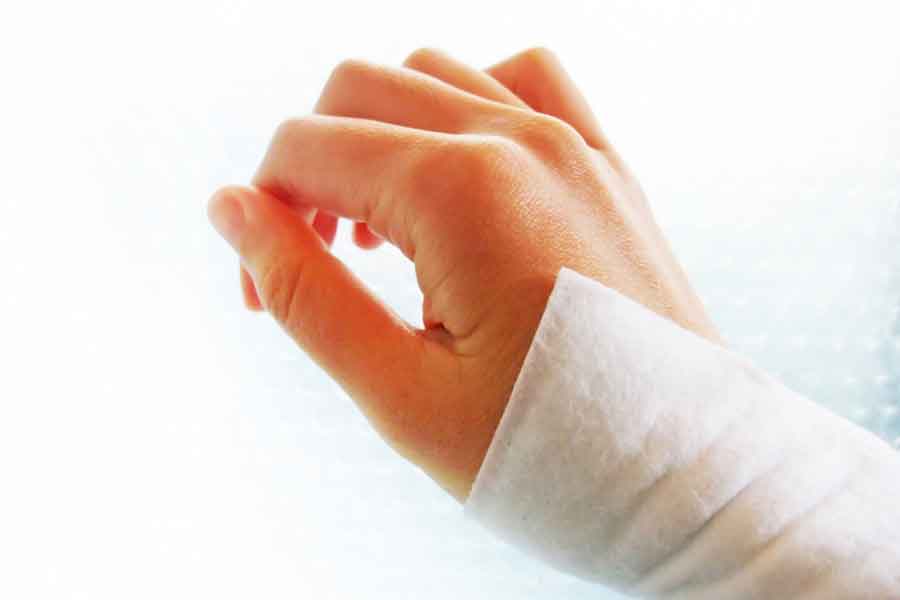 湿布を貼ってもすぐにはがれてしまうことが…（写真はイメージ）【写真：写真AC】