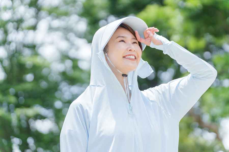 暑くても肌を隠したり、日焼け対策などで重ね着をしたりする日本人に驚き（写真はイメージ）【写真：PIXTA】