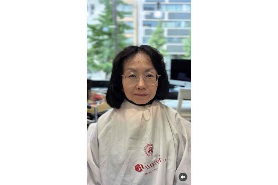 仕事先の常連客から髪型を揶揄され悩む女性（スクリーンショット）