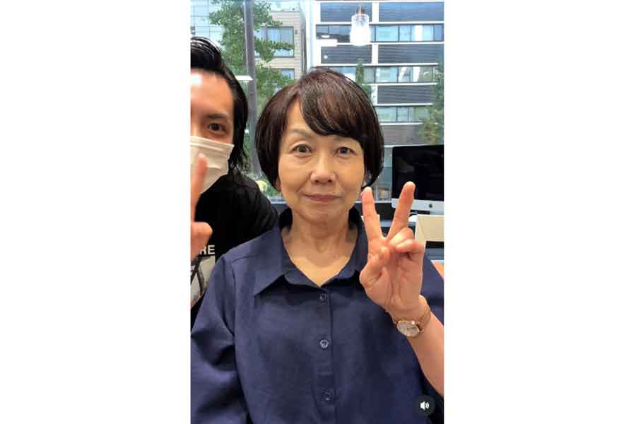 知的かつかわいらしい印象に変身した女性（スクリーンショット）