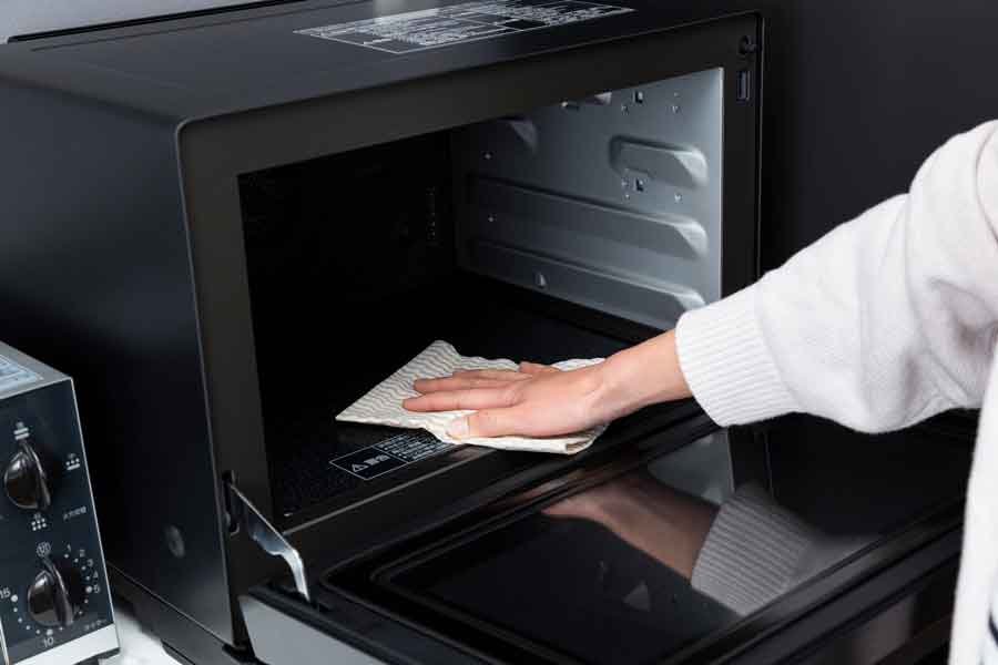 電子レンジは定期的に掃除を(写真はイメージ)【写真:PIXTA】