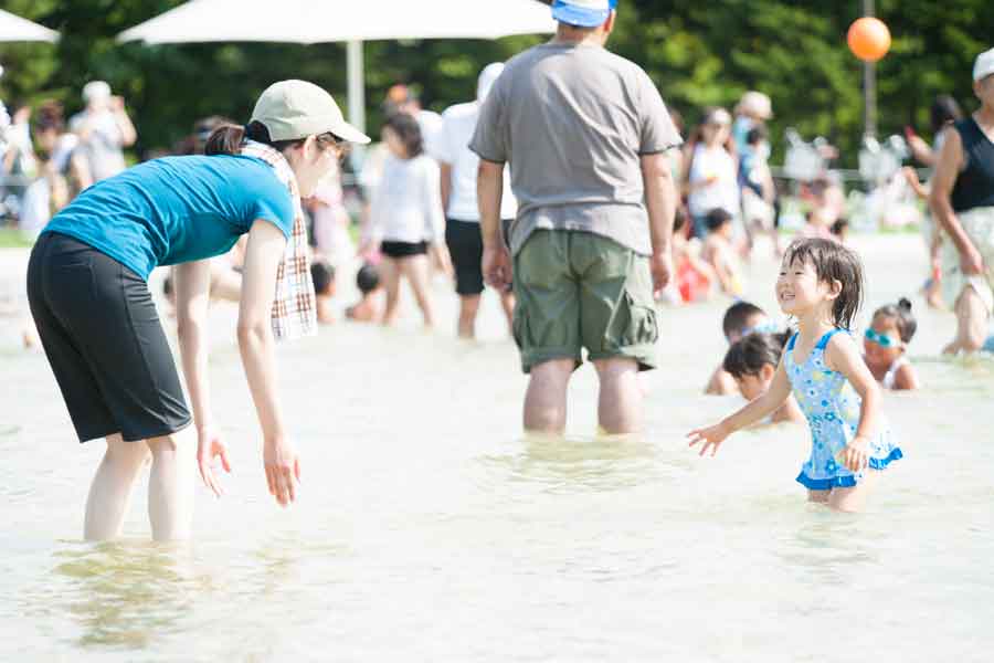 夏休み中は子どもたちを連れてのお出かけが増える季節（写真はイメージ）【写真：PIXTA】