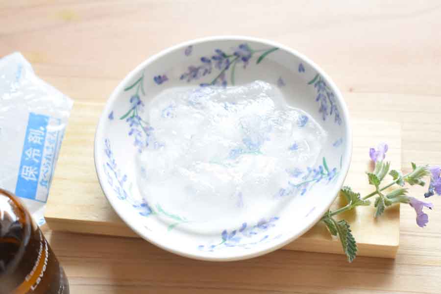 保冷剤内のジェルを出して、かき混ぜるだけ。器や香りは自分好みにアレンジ可能（写真はイメージ）【写真：PIXTA】