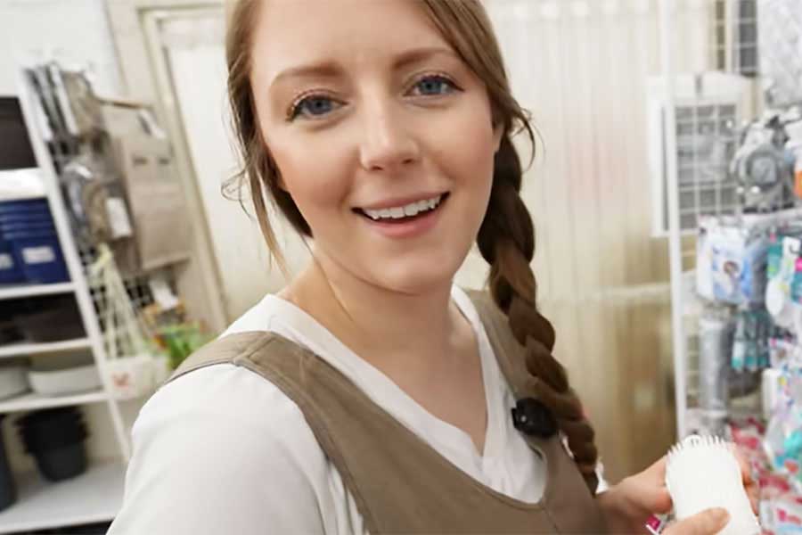 日本の100円ショップで買い物を楽しむリネルさん（スクリーンショット）