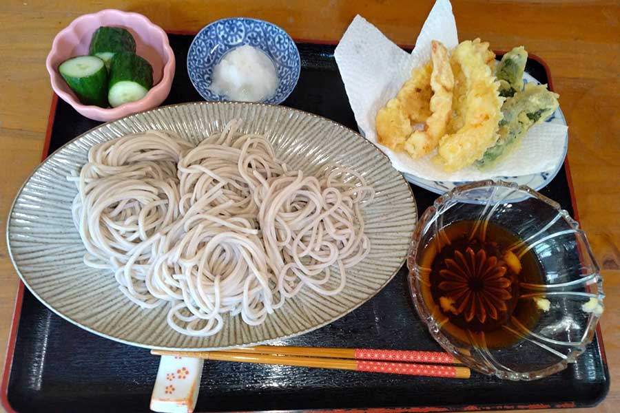 そばに添えられた天ぷらもおいしそう!【写真提供:こんでんえいねんしざいほう(@hiroju5555)さん】