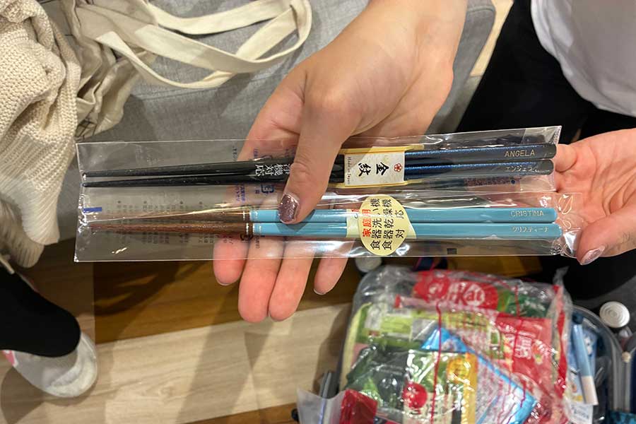 姉妹の名前が入った美しい箸を購入【写真：Hint-Pot編集部】