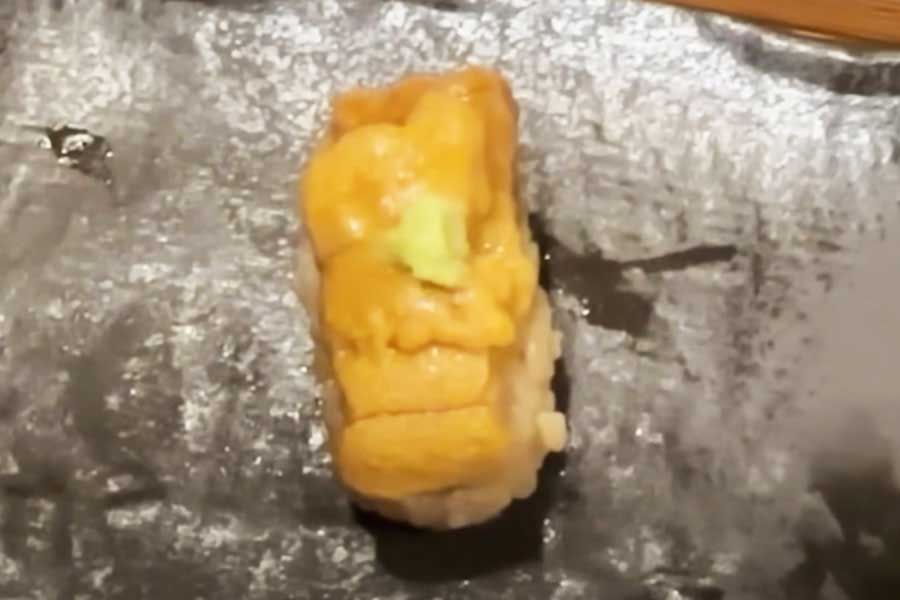 初めて食べるウニの寿司に緊張（スクリーンショット）