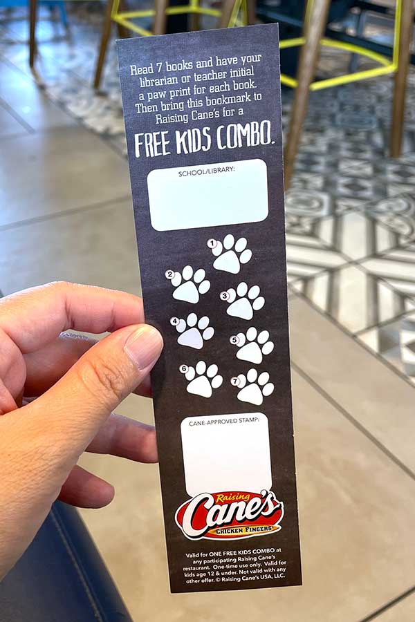 図書館で本を借りてスタンプを集めれば、ライジング・ケーンズのキッズコンボが無料でもらえるブックマーク【写真：i-know】