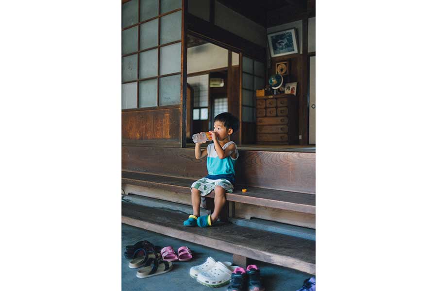 古民家に住むはらさん。どこかノスタルジックな家族写真が大人気【写真提供：はら かずあき（@KBotchan）さん】