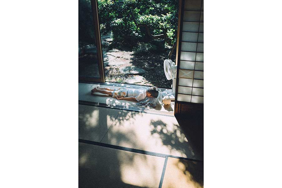 「お父さんもそうやって寝てみたい」。共感がたくさん寄せられた一枚【写真提供：はら かずあき（@KBotchan）さん】